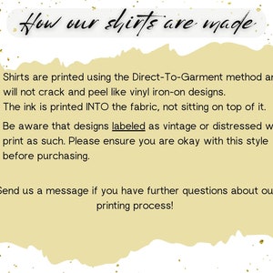Puede incluir: Un fondo amarillo con texto negro que explica c&oacute;mo se imprimen las camisas utilizando el m&eacute;todo Direct-To-Garment. El texto dice que la tinta se imprime en la tela, no encima de ella. Tambi&eacute;n menciona que los dise&ntilde;os etiquetados como vintage o desgastados se imprimir&aacute;n como tales. El texto anima a los clientes a enviar un mensaje si tienen m&aacute;s preguntas sobre el proceso de impresi&oacute;n.