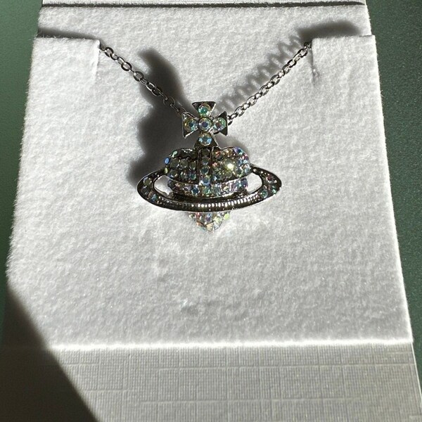 Vivienne Westwood inspiró el anillo de saturno orbe de diamantes Y2k collar mcbling