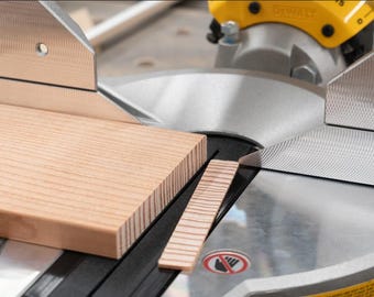 Sierra ingletadora deslizante DeWalt con placa de garganta de espacio cero e inserto reemplazable.