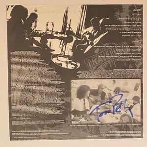 Tom Pettys autograf på original Traveling Wilburys LP-innerfodral inklusive äkthetsintyg