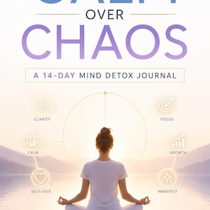 Puede incluir: Imagen de una mujer vestida de blanco meditando con el texto "CALM OVER CHAOS" y "A 14-DAY MIND DETOX JOURNAL". La imagen incluye iconos de claridad, enfoque, crecimiento y amor propio. El texto dice "CLEAR YOUR MIND. RAISE YOUR VIBRATION. CREATE YOUR REALITY."