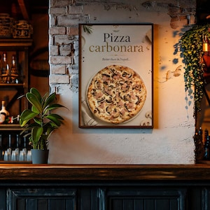 Puede incluir: Un póster enmarcado en una pared de ladrillo anuncia "Pizza carbonara". La pizza tiene una corteza dorada, cubierta con champiñones y jamón. El entorno del restaurante incluye una barra, estantes de botellas y una planta en maceta.