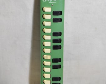 Vintage Hohner Melodica Soprano in Green–Classic Wind Keyboard Instrument Made in Germany, Retro Design, Ideal for Collectors and Musicians