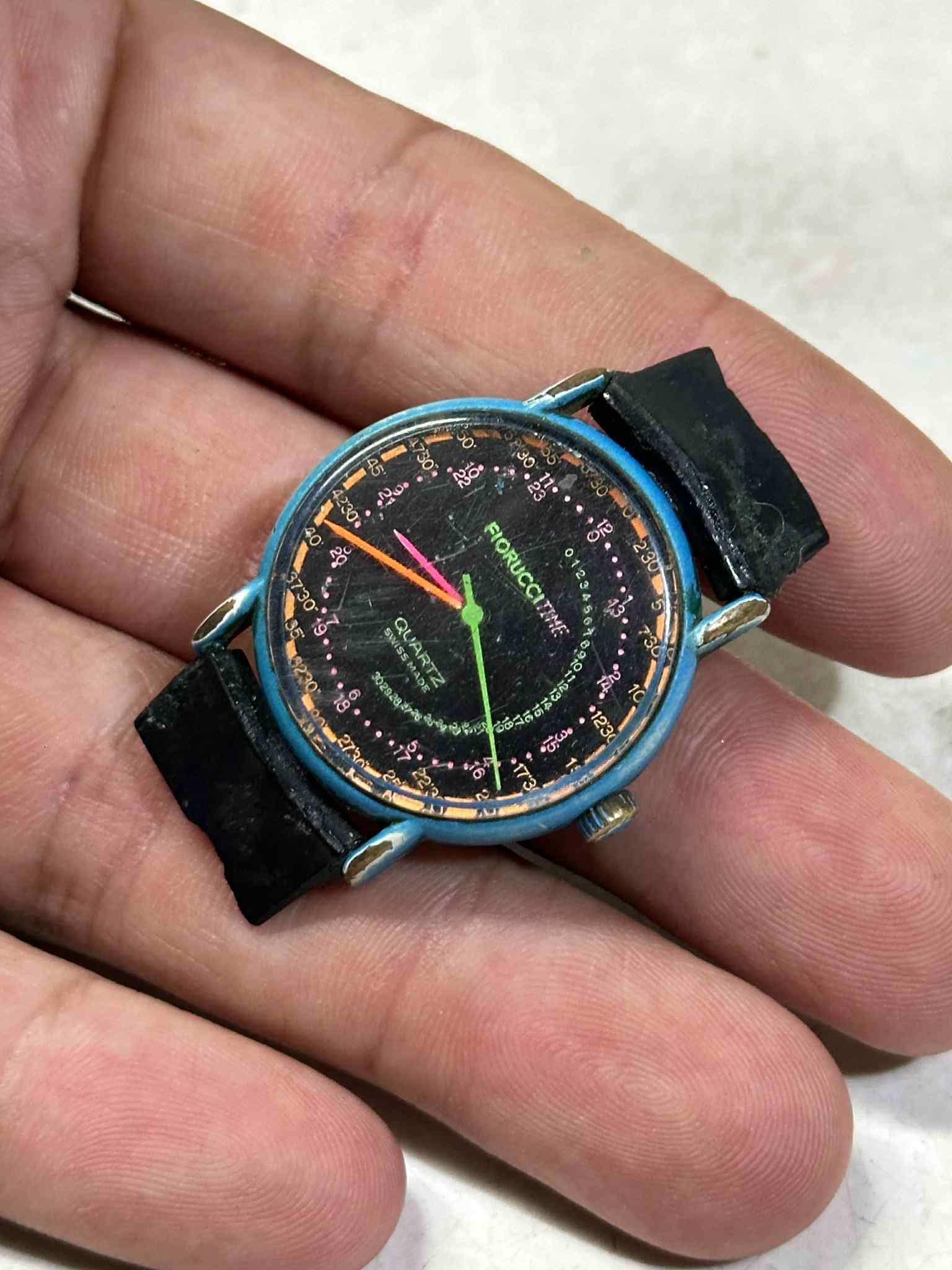 ヴィンテージ フィオルッチ スイス製クォーツ腕時計：レトロネオン 