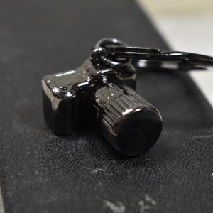 Metalmorphose Vintage Camera Keychain – Black Metallic DSLR Charm-Key Chain Keyring Lanyard
