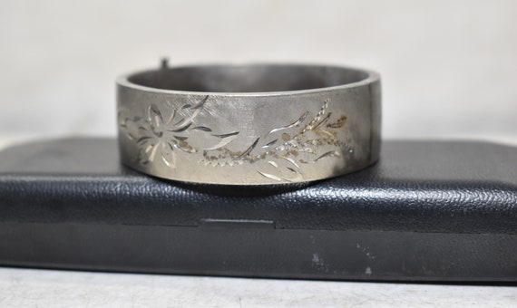 ヴィンテージの彫刻入り花柄バングルブレスレット：コレクター向け 