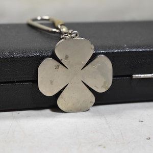 Vintage Four-Leaf Clover Metal Keychain – Lucky Charm Accessory-Keychain Keyring Gift