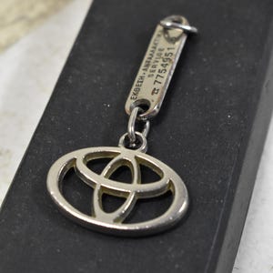 Vintage Toyota Keychain – Rare Metal Auto Emblem with Greek Service Tag, Collector&#39;s Item- Advertising Car Keys Accessory Keyring Lanyard