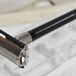 Vintage Collectible Beautiful Design Black Safety Razor Blade w/Case Made In Japan