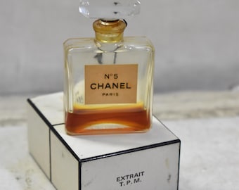 Frasco de perfume vintage Chanel Nº 5 em miniatura com caixa original.