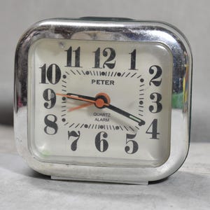 Vintage Peter Quartz Alarm Clock – Retro Silver & Green Travel Clock – Mid-Century Style Working Timepiece