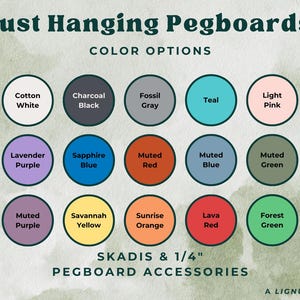 Puede incluir: Just Hanging Pegboards, una marca de Lignum and Light, ofrece una variedad de colores de tableros perforados, incluyendo blanco algod&oacute;n, negro carb&oacute;n, gris f&oacute;sil, turquesa, rosa claro, morado lavanda, azul zafiro, rojo apagado, azul apagado, verde apagado, morado apagado, amarillo sabana, naranja amanecer, rojo lava y verde bosque. Los tableros perforados son compatibles con los accesorios de tableros perforados SKADIS y 1/4".