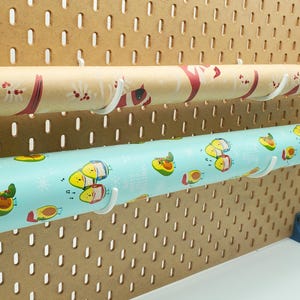 Crochets pour emballage cadeau, rangement pour rouleaux de vinyle, rouleaux de papier, SKADIS ou panneau perforé 1/4" | Ensembles de 2, cadeau pour bricoleur, station d'emballage de cadeau de Noël