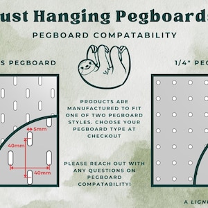 Op de afbeelding: Diagram met de gatenafstand van twee verschillende soorten pegboards: IKEA SKADIS pegboard met 40 mm afstand en 1/4 inch pegboard met 0,25 inch afstand. De tekst luidt "Just Hanging Pegboards" en "Pegboard Compatibility".