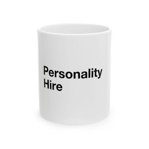 Peut inclure: Un mug en céramique blanche avec le texte noir Personality Hire imprimé sur le devant. Le mug présente une forme cylindrique avec une finition lisse et un design simple, affichant les deux mots empilés verticalement sur le côté du récipient.