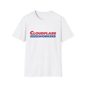 Puede incluir: Camiseta blanca con el texto "Cloudflare Workers" en rojo y azul. El texto está centrado en la parte delantera. La camiseta tiene mangas cortas y cuello redondo.