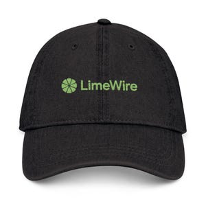 Peut inclure: Casquette de baseball noire avec le mot "LimeWire" en vert et un motif de citron vert. La casquette a une visière incurvée et un bouton sur le dessus. Fabriquée dans une matière souple.