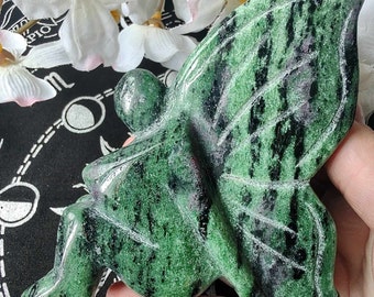 Rubi em escultura de fada Zoisite