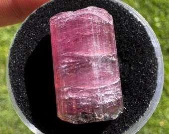 Kryształ różowego turmalinu o masie 58 karatów – kopalnia Himalaya, hrabstwo San Diego, Kalifornia