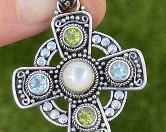 Ciondolo in oro 18k e argento sterling con croce Bali Suarti firmata Topazio Peridoto