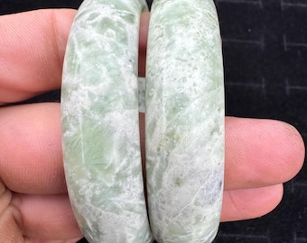 Parti med 2 jadearmband - 62,3 och 62,8 mm i diameter