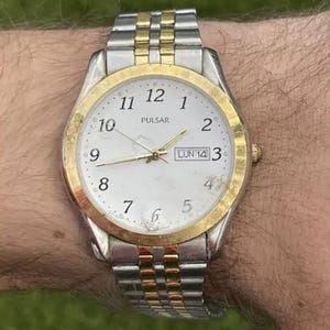 Reloj Pulsar de dos tonos para hombre con día/fecha VX33-X061 Reparación No funciona