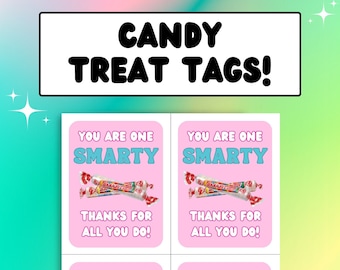 Puede incluir: Cuatro etiquetas de regalo imprimibles de color rosa con el texto "You are one Smarty" y una imagen de tres caramelos Smarties. El texto "Thanks for all you do!" está debajo del caramelo.