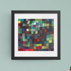以下が含まれることがあります： 黒いフレームで囲まれた抽象画。絵は緑、青、赤、黄、紫など様々な色の小さな正方形で構成されています。