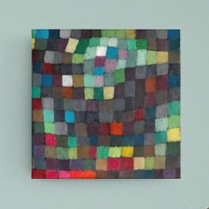 以下が含まれることがあります： 緑、青、赤、黄、茶色の色合いのカラフルな正方形のグリッドを持つ抽象画。正方形は渦巻き状に配置され、動きと奥行きを感じさせる。