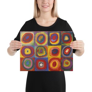 Könnte beinhalten: Ein farbenfrohes abstraktes Gemälde mit einem Raster aus 16 Quadraten, von denen jedes ein konzentrisches Kreisdesign in verschiedenen Farben enthält, darunter Rot, Gelb, Blau, Grün und Lila.