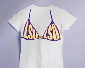 Custom Bedazzled College T-shirt | Gepersonaliseerde strass-shirt | Sprankelende statement-top | Outfit achterklep college