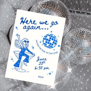 以下が含まれることがあります： 白地に青い文字とイラストの招待状。「Here we go again...」と書かれており、マティーニグラスの中で踊る人のグラフィックが含まれています。日付と時間は6月20日、午後6時30分です。 RSVPは一番下にあります。