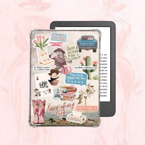 Puede incluir: Una funda transparente para lector electrónico decorada con varias pegatinas de temática western, que incluyen botas de vaquero, una camioneta azul, un cactus, caballos y textos como "Save a horse ride a cowboy", "This book ruined my life" y "Love of my life".
