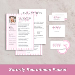 Può includere: Un pacchetto di reclutamento della confraternita con curriculum vitae, lettera, biglietti da visita e adesivi. I documenti hanno un design a righe rosa e bianche con il nome "Emily Watters" e il logo dell'Università dell'Arkansas. Il testo "Sorority Recruitment Packet" è in basso.