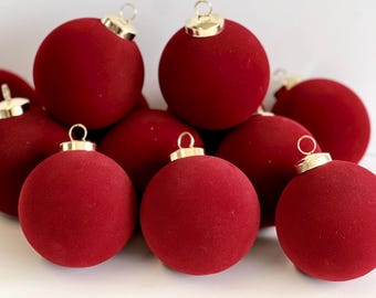 Adornos navideños flocados: colores rojo cereza y burdeos - 12 piezas, elegante decoración navideña