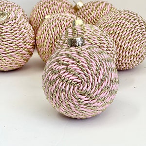 Enfeite de Natal rosa e dourado feito à mão: Bola enrolada em lã