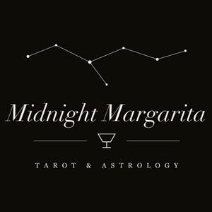 Könnte beinhalten: Schwarzer Hintergrund mit weißem Text und einem Sternbild-Design. Die Worte "Midnight Margarita" sind in einer eleganten Schriftart dargestellt, darunter "Tarot & Astrology". Eine stilisierte Cocktailglas-Grafik ist ebenfalls vorhanden.