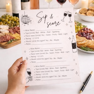 Puede incluir: Una hoja de puntuación de cata de vinos con las palabras "Sip & Score" en una fuente manuscrita. La hoja incluye secciones para el nombre del vino, el tipo, las notas de sabor, la calificación y las notas. Copas de vino, botellas y comida en el fondo.