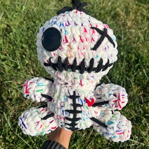 Jumbo Regenbogen VooDoo Puppe | Niedlich, Hexerei, Halloween, Spuk, Gruselig, Tarot, Ritual, Oktober, Kawaii, Amigurumi, Stofftier, Spielzeug für Erwachsene