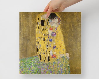 Könnte beinhalten: Ein Gemälde von zwei Figuren in goldener Umarmung, mit einem Hintergrund aus goldenen und grünen Mosaikfliesen. Die Figuren tragen Roben und küssen sich. Das Gemälde ist ein berühmtes Kunstwerk von Gustav Klimt.