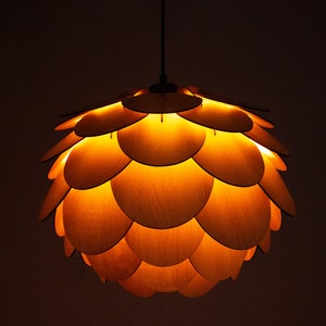 Houten kroonluchterlamp met ronde vorm Moderne houten hanglamp Eetkamer en kookeilandlamp Plafondlampkap van dennenappel afbeelding 9