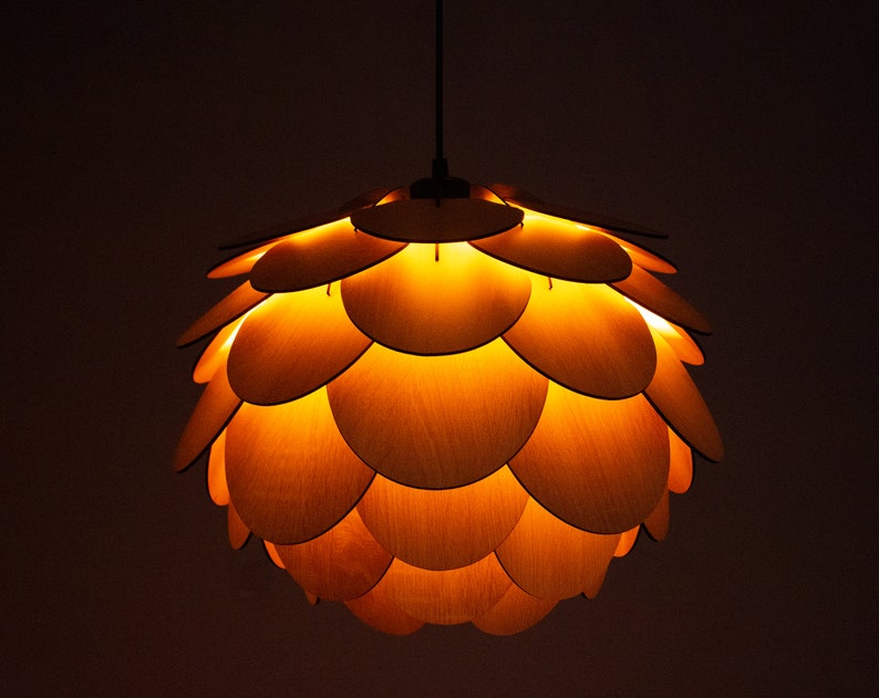 Houten kroonluchterlamp met ronde vorm Moderne houten hanglamp Eetkamer en kookeilandlamp Plafondlampkap van dennenappel afbeelding 9