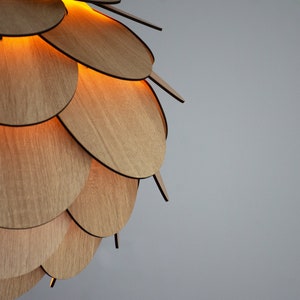 Houten kroonluchterlamp met ronde vorm Moderne houten hanglamp Eetkamer en kookeilandlamp Plafondlampkap van dennenappel afbeelding 7