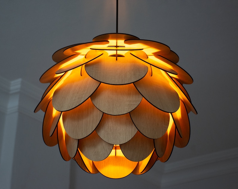 Houten kroonluchterlamp met ronde vorm Moderne houten hanglamp Eetkamer en kookeilandlamp Plafondlampkap van dennenappel afbeelding 6