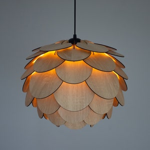 Houten kroonluchterlamp met ronde vorm Moderne houten hanglamp Eetkamer en kookeilandlamp Plafondlampkap van dennenappel afbeelding 10