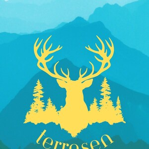 Op de afbeelding: Een digitaal kunstontwerp met een gele silhouet van een hert met geweien, tegen een achtergrond van blauwe bergen. Het woord "terrasen" staat in het geel onderaan.