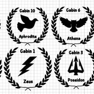 Könnte beinhalten: Schwarz-Weiß-Illustrationen griechischer Götter und Göttinnen, jeweils in einem Lorbeerkranz. Enthält Hermes, Dionysos, Aphrodite, Athene, Apollo, Hephaistos, Demeter, Hera, Zeus, Poseidon, Artemis und Ares. Jedes Design hat eine Kabinennummer.