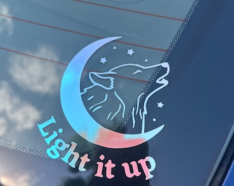 Calcomanía holográfica de vinilo "Ilumina" para autos, vasos, laptops y Kindle. Lobo, luna y cita: regalo literario hecho a mano. Temática: Ciudad Creciente.