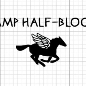 Könnte beinhalten: Schwarze Silhouette eines geflügelten Pferdes, Pegasus, das nach rechts rennt. Über dem Pferd steht der Text "CAMP HALF-BLOOD" in einer stilisierten Schriftart, vor einem karierten Hintergrund.