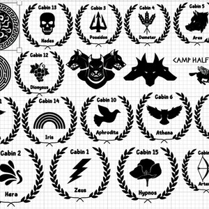 Könnte beinhalten: Schwarz-Weiß-Illustrationen griechischer mythologischer Symbole, jeweils in einem Lorbeerkranz. Die Bilder zeigen Figuren wie Zeus, Hades und Athene. Der Text "CAMP HALF-BLOOD" ist ebenfalls vorhanden.